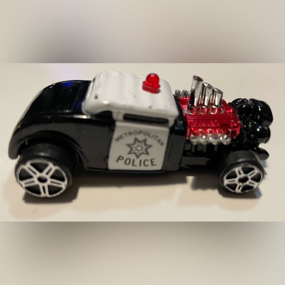 Maisto Knuckle Dragger Black & White Metropolitan Police Diecast Car